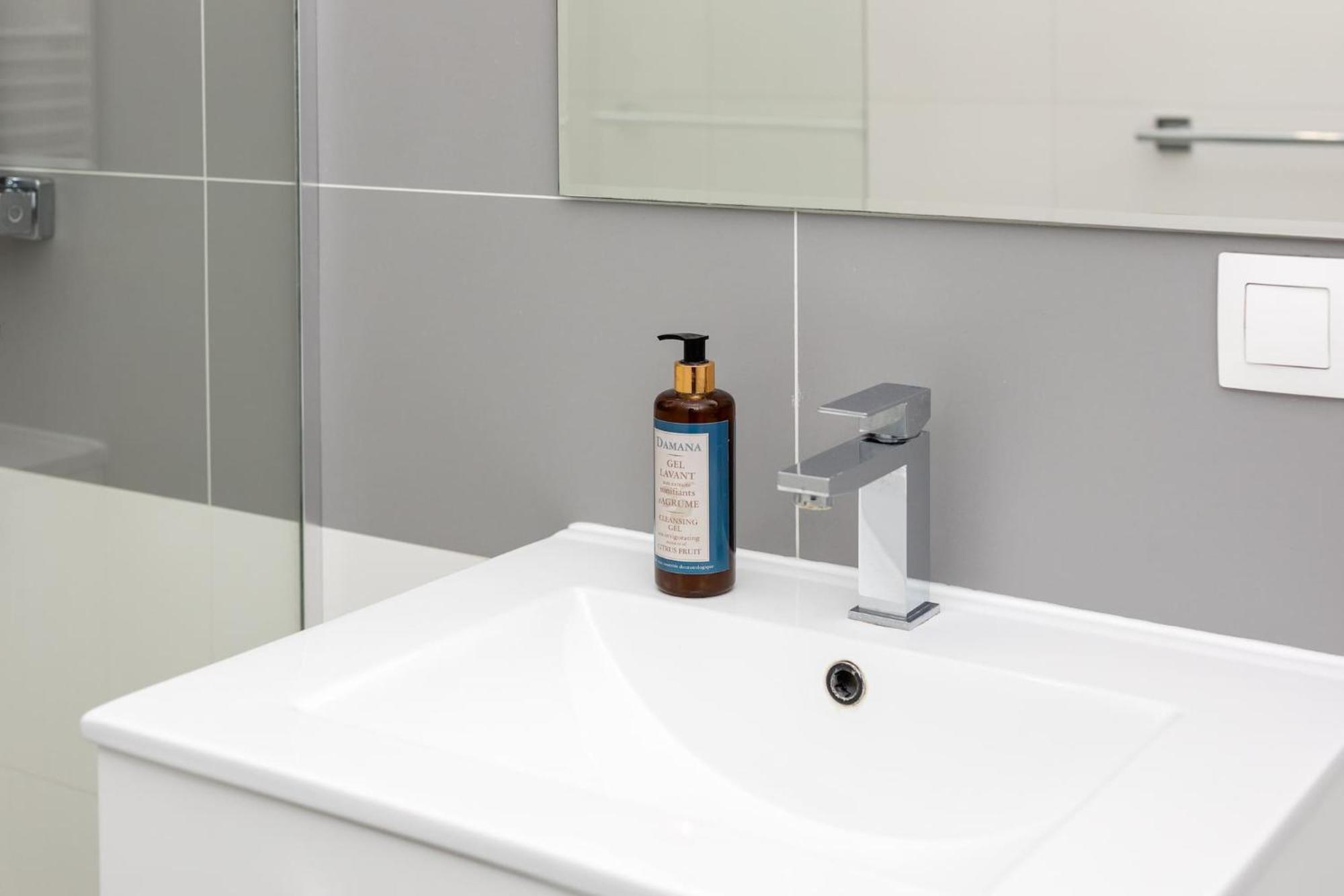 Stylish Swietojanska By Renters Apartment Warschau